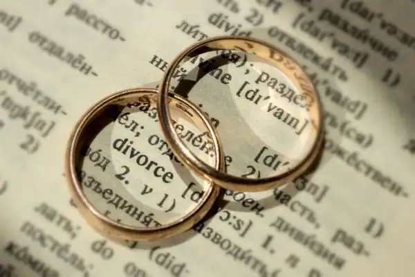 Image of rings removed before divorce mediation Burnley